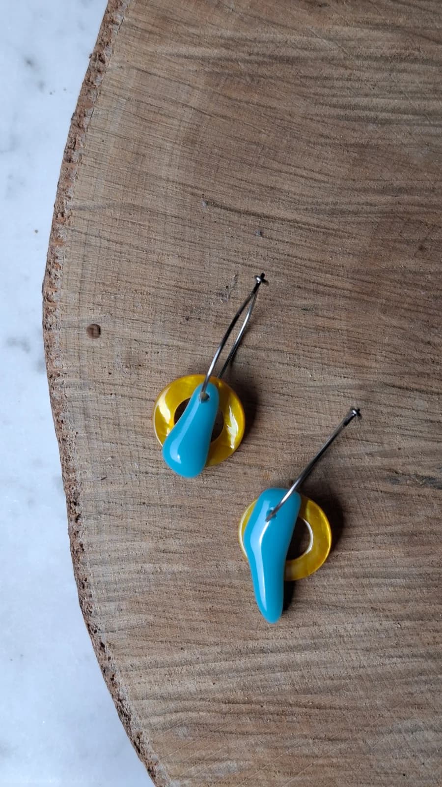 Boucles d'oreilles dormeuses avec anneaux jaunes et pendentifs en verre bleu