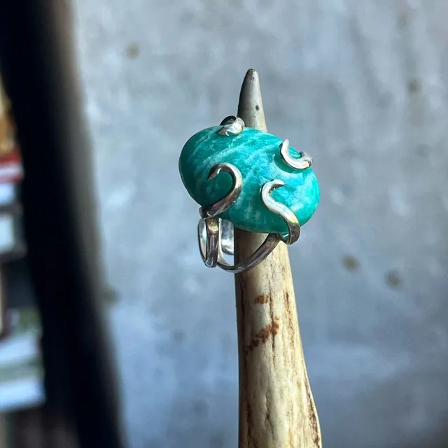 Bague avec cabochon en amazonite vert turquoise maintenu par des griffes ondulées en argent